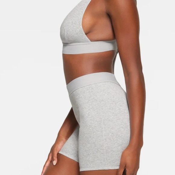 SKIMS COTTON RIB BOXER LIGHT HEATHER GRAY- XS - Picture 3 of 6